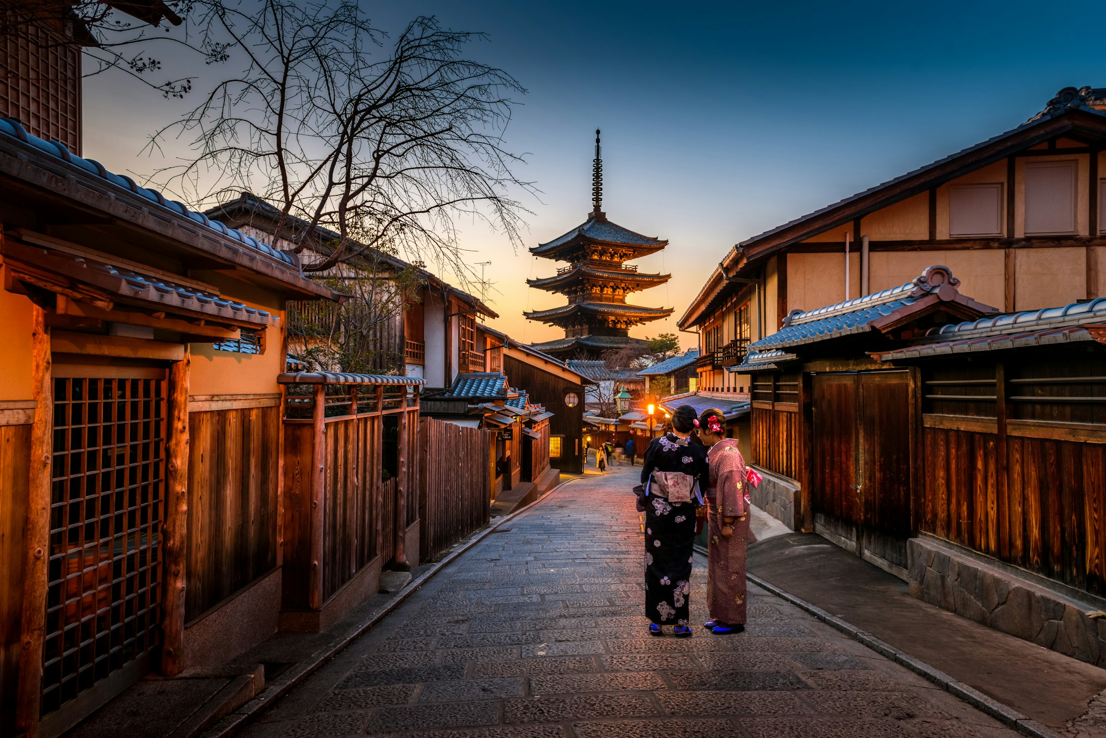 Jalan tradisional Kyoto dengan Pagoda Yasaka di saat matahari terbenam